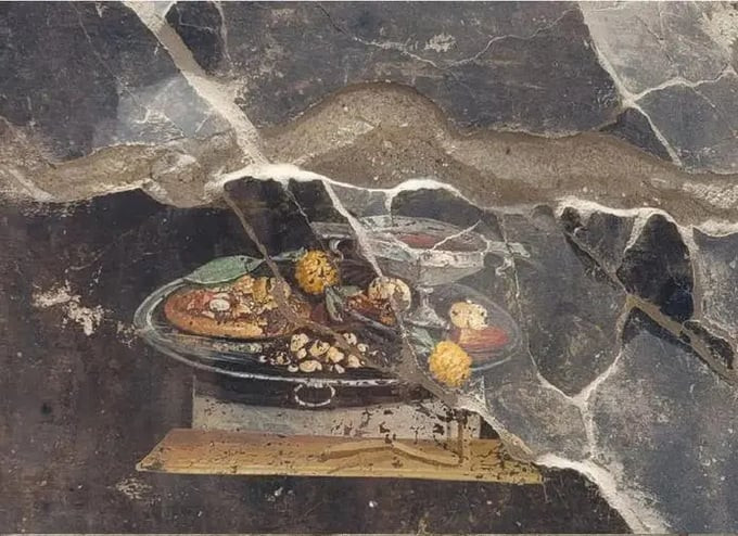 Bức tranh cổ xuất hiện hình ảnh của chiếc bánh pizza - món ăn nhanh của thế kỷ XXI