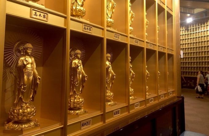 Thế giới liên hoa trên tầng ba là điện thờ chính của ngôi chùa, với khoảng 3.400 tượng Phật bằng vàng được đặt trên tường