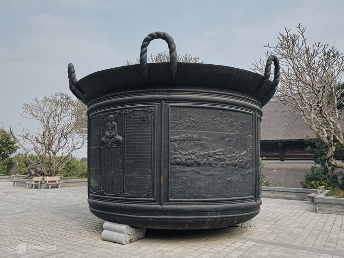 Chiếc vạc đen phía trước đại điện của chùa Tam Chúc mô phỏng lại vạc Phổ Minh. Vạc được chế tác từ 22 tấn đồng, với đường kính 4m, tương đương chiều cao, kích cỡ, cân nặng so với bản gốc. Ảnh: Trung Nghĩa/VnExpress