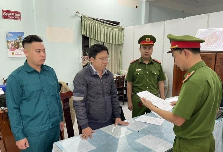 Lực lượng chức năng đọc quyết định khởi tố Hà Hải Đăng