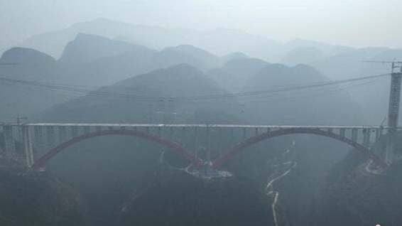 Cầu Song Bảo vượt qua hai thung lũng lớn ở sông Đại Động và Tiểu Hà