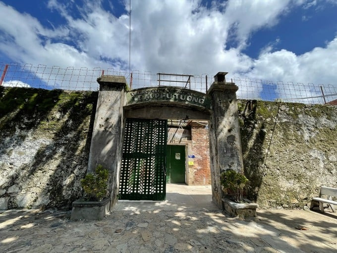 Năm 1861, thực dân Pháp chiếm Côn Đảo và lập ra hệ thống nhà tù vào năm 1862, kể từ đó tính tới ngày đất nước thống nhất năm 1975, Côn Đảo trở thành “địa ngục trần gian” trong suốt 113 năm. Ảnh: Lao Động
