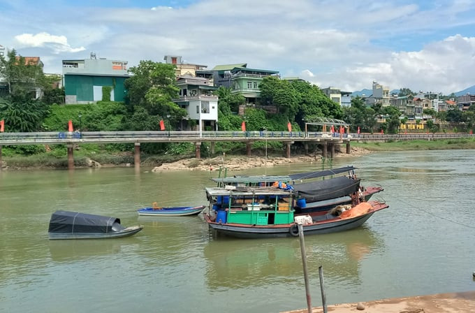 Thuyền bè neo đậu trên sông Tiên Yên