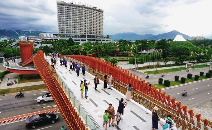 Cây cầu thu hút đông đảo người dân và du khách đến tham quan