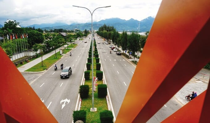 Du khách có thể ngắm nhìn đại lộ Nguyễn Tất Thành, phía xa là dãy núi Hải Vân