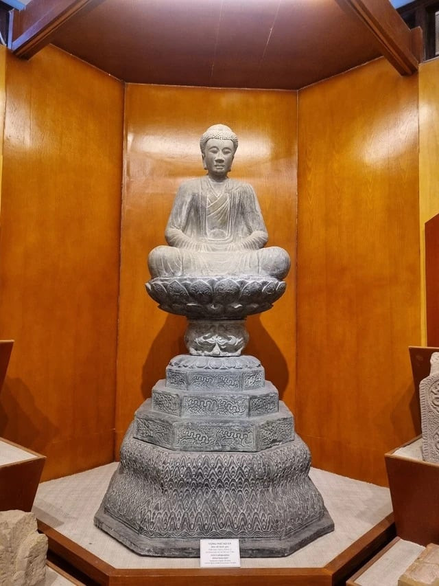 Hình ảnh tượng Phật bằng đá từ thời Lý