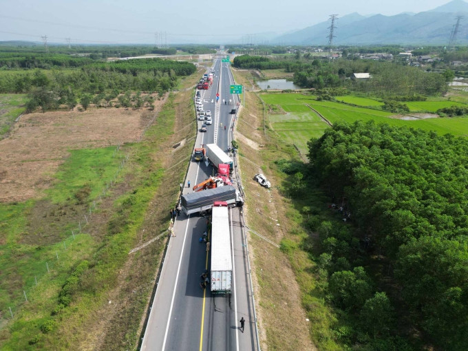 Điều chỉnh phương án tổ chức giao thông trên cao tốc Cam Lộ-La Sơn sau vụ tai nạn nghiêm trọng- Ảnh 2.