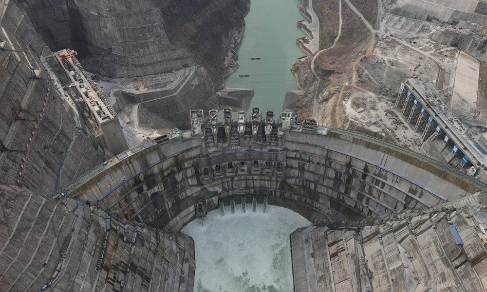 Choáng váng với siêu đập thủy điện lớn thứ 2 thế giới: 16 tổ máy phát điện, mỗi tổ máy to bằng cả tòa tháp Eiffel
