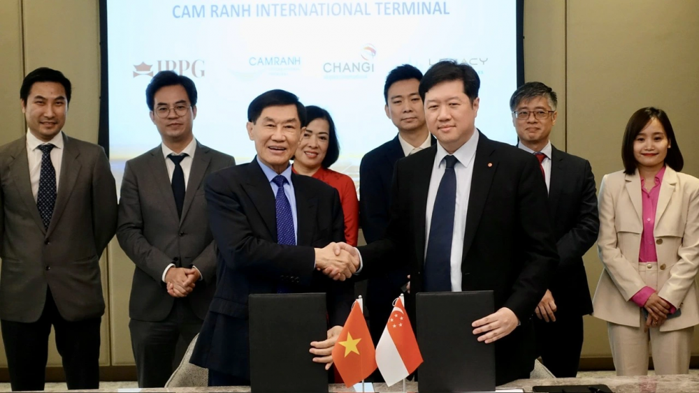Công ty cổ phần Nhà ga Quốc tế Cam Ranh của ông Johnathan Hạnh Nguyễn ký kết thỏa thuận hợp tác với Công ty sân bay Quốc tế Changi
