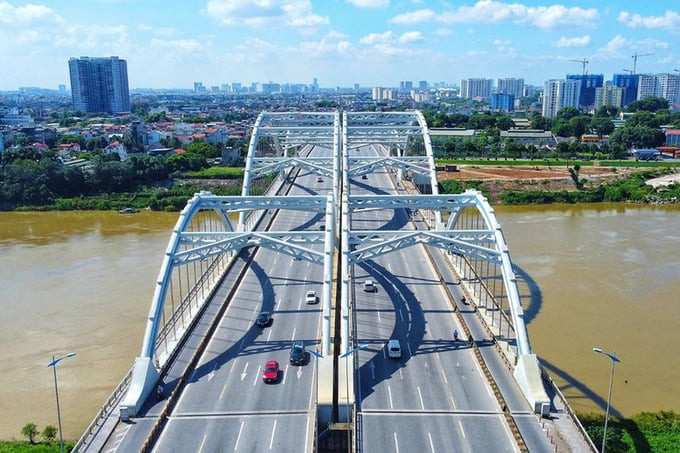 Ngoài hai cây cầu bắc qua sông Hồng, đường Vành đai 2 còn chạy qua cầu Đông Trù bắc qua sông Đuống