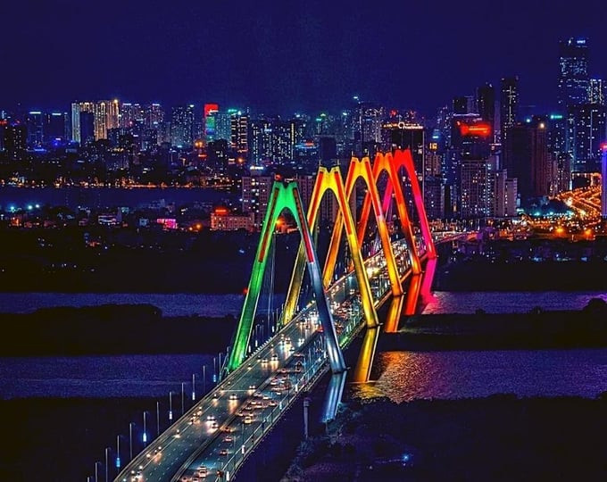 Cầu Nhật Tân được xem là một trong những biểu tượng mới của Hà Nội với kiến trúc dây văng, khánh thành năm 2015