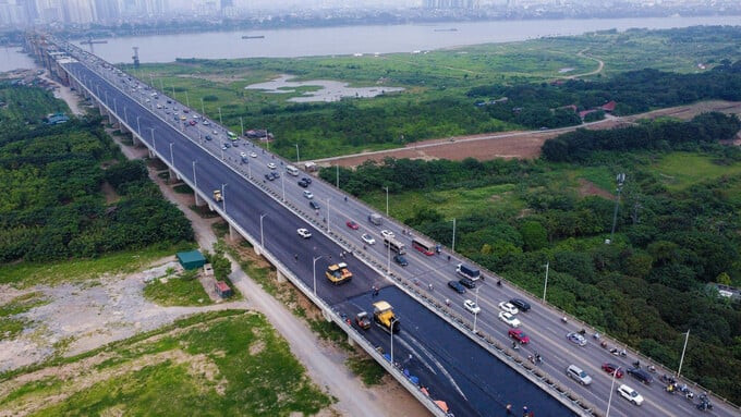 Cầu Vĩnh Tuy dài 3,7km, rộng 19m, tổng mức đầu tư gần 5.500 tỷ đồng được khánh thành năm 2010