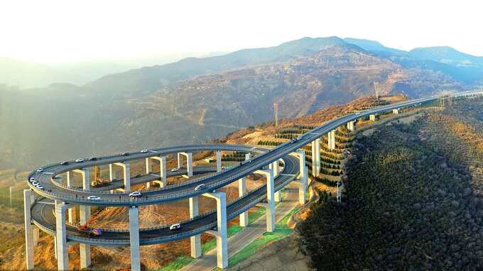Con đường này được xây dựng ở độ cao 1.364m tại khu vực núi Thiên Long