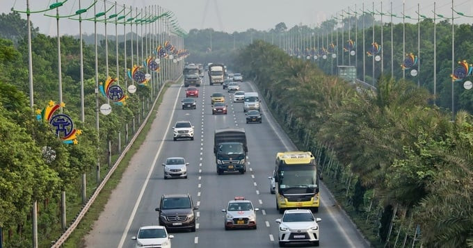 Cùng khánh thành với cầu Nhật Tân, tuyến đường Võ Nguyên Giáp dài 12km có tổng vốn đầu tư hơn 6.700 tỷ đồng. Đường rộng 80-100m, phục vụ 6 làn xe với vận tốc tối đa 80km/h, 2 đường gom cho xe máy, xe thô sơ với vận tốc tối đa 40km/h