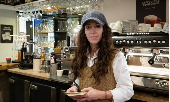 Angélique da Silva - quản lý nhà hàng ở làng Seine-Port