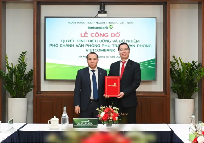 Ông Đỗ Việt Hùng - Thành viên Hội đồng quản trị Vietcombank (bên trái) trao quyết định điều động và bổ nhiệm Phó Chánh Văn phòng phụ trách Văn phòng trụ sở chính cho ông Nguyễn Tiến Đạt