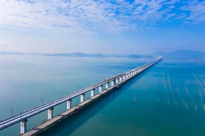 Theo Tân Hoa xã, tuyến đường sắt cao tốc này có tổng chiều dài 277,42km, trong đó có 19,9km xây dựng trên biển