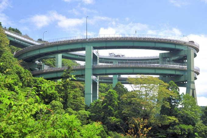 Cầu vòng Kawazu-Nanadaru là cây cầu xoắn ốc đôi có chiều cao 45m, đường kính 80m , tổng chiều dài 1.064m và vòng 720 độ