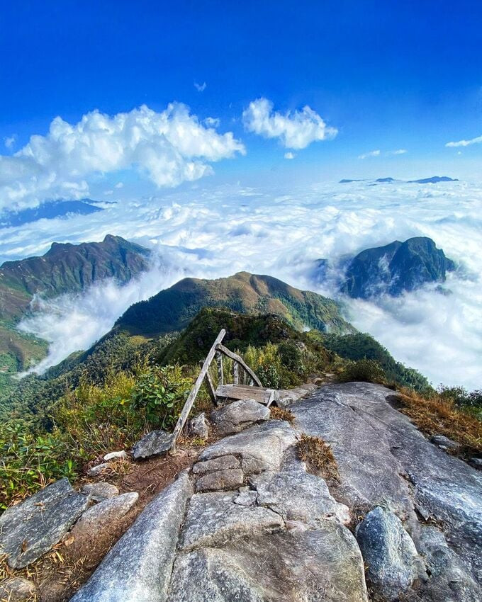 Bạch Mộc Lương Tử (Kỳ Quan San) nằm ở ranh giới tự nhiên giữa hai tỉnh Lai Châu và Lào Cai
