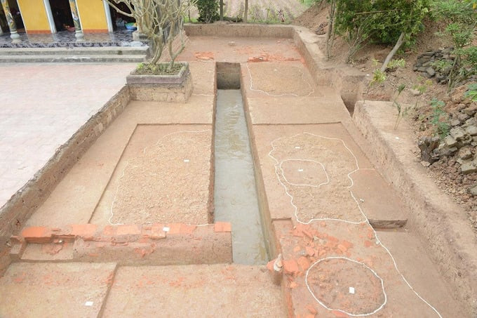 Các dấu tích kiến trúc hố khai quật hành cung Lỗ Giang. Ảnh: Dân Việt
