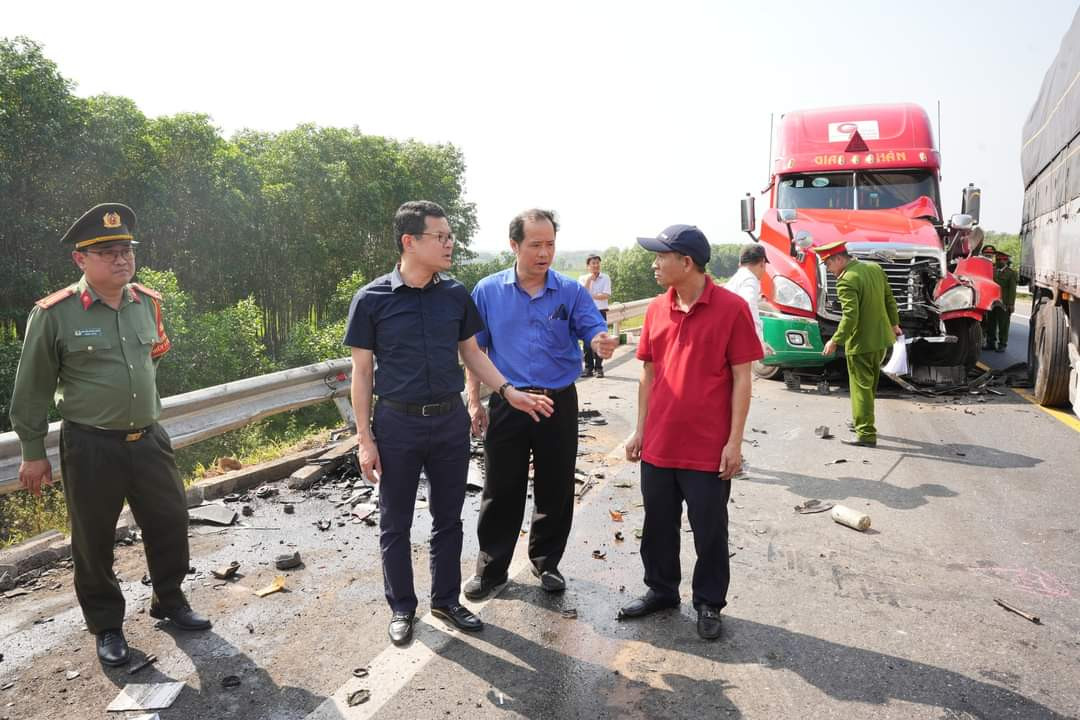 Triển khai đồng bộ các giải pháp bảo đảm ATGT tuyến cao tốc Cam Lộ-La Sơn- Ảnh 1.