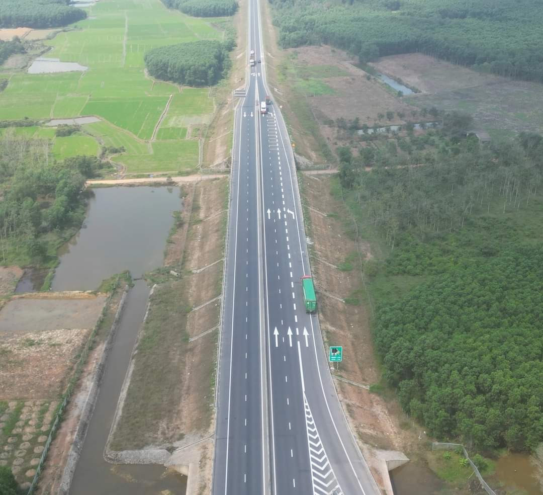 Triển khai đồng bộ các giải pháp bảo đảm ATGT tuyến cao tốc Cam Lộ-La Sơn- Ảnh 2.