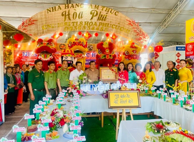 Bà Phạm Thị Thanh Hiền, Chủ tịch UBND huyện Củ Chi, nhận chứng nhận xác lập kỷ lục Việt Nam 100 món ăn chế biến từ khoai mì Củ Chi. Ảnh: Người lao động
