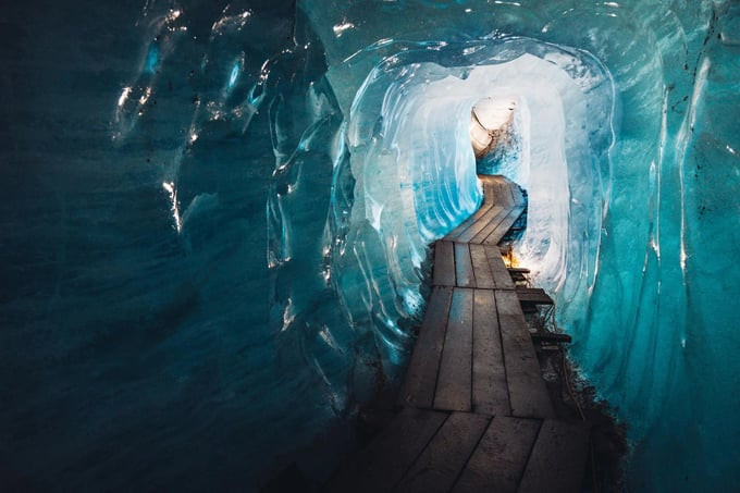 Màu xanh của đường hầm băng được tạo bởi ánh sáng mặt trời