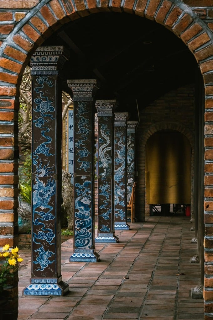 Các cột trụ được trang trí với họa tiết rồng xanh uốn lượn, được làm bằng gốm sứ