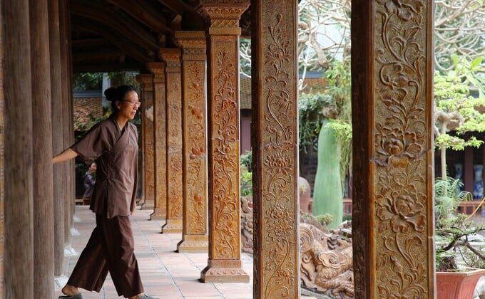 các bức tranh gốm hình hoa sen, hoa cúc, cây trúc - những họa tiết phổ biến trong kiến trúc Phật giáo Việt Nam