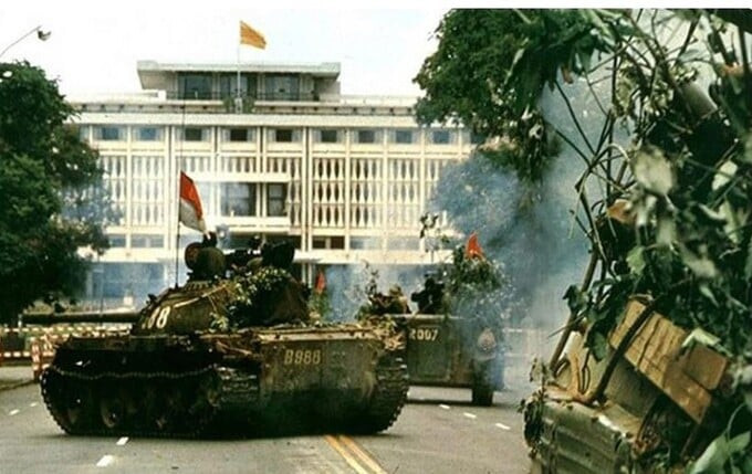 Đại tá Bùi Quang Thận là người đầu tiên cắm lá cờ chiến thắng của Mặt trận Dân tộc Giải phóng miền Nam Việt Nam trên nóc Dinh Độc Lập lúc 11h30 ngày 30/4/1975