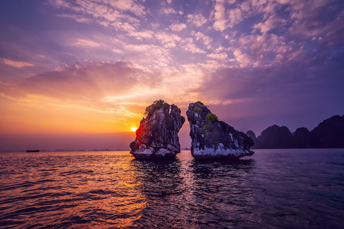 Ngoài khám phá thiên nhiên, du khách đến với vịnh Hạ Long còn được tìm hiểu lịch sử qua các truyền thuyết như hòn Trống Mái. Ảnh: Shutterstock