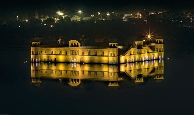 Thời điểm Jal Mahal trở nên đáng để chiêm ngưỡng nhất là vào buổi tối khi lên đèn