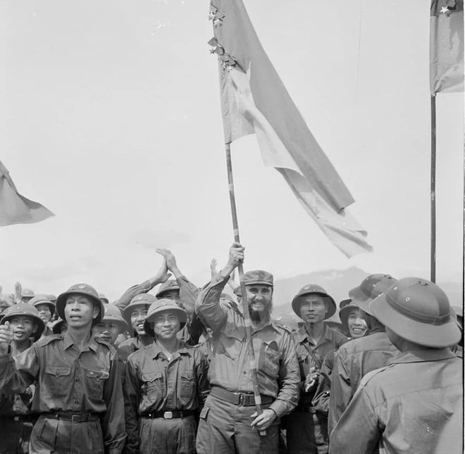 Chủ tịch Fidel Castro phất cao ngọn cờ giải phóng tại Quảng Trị năm 1973. Ảnh: TTXVN.