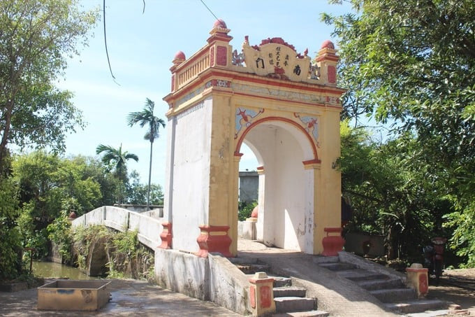 Cổng làng Dịch Diệp hướng Nam nối liền với cây cầu cuốn bắc qua sông vẫn còn được giữ nguyên vẹn
