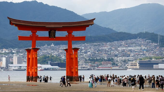 Khách du lịch tập trung trước Đền Itsukushima trên đảo Miyajima