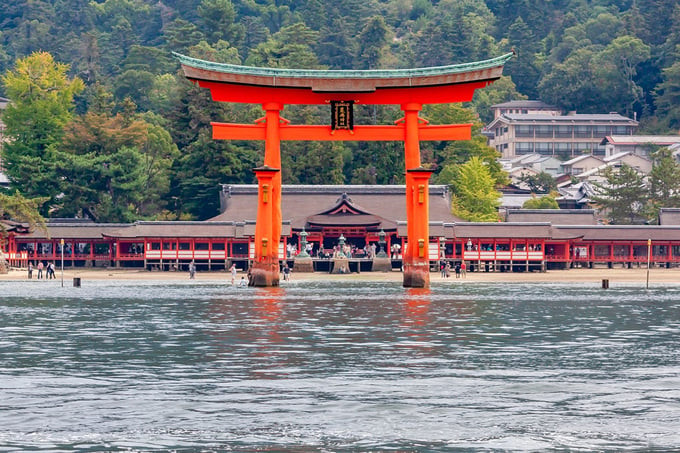 Du khách cũng có thể tham gia vào các lễ hội và hoạt động văn hóa tại đền Itsukushima