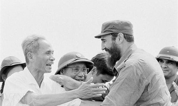 Hình ảnh cảm động của Thủ tướng Phạm Văn Đồng và lãnh tụ Cuba Fidel Castro tại Quảng Trị tháng 9/1973. Ảnh: TTXVN.