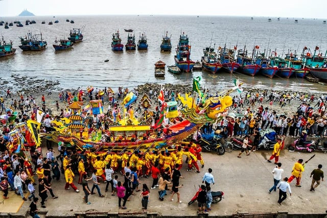 Nghi lễ rước thuyền Long Châu - biểu tượng linh thiêng nhất của lễ hội cầu ngư ở xã Ngư Lộc
