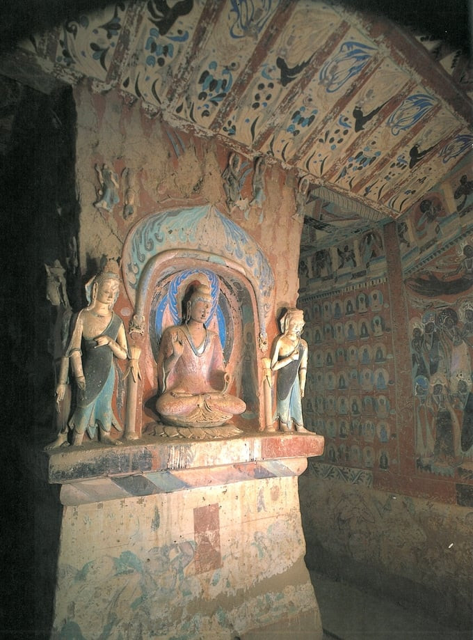 Hầu hết các bức bích họa trong hang đều mang đề tài Phật giáo