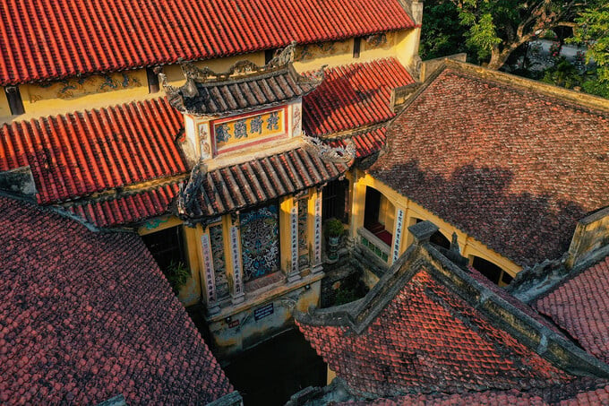 Giá trị đền Trần Thương còn được thể hiện ở phần trang trí kiến trúc với các đề tài, họa tiết được chạm khắc công phu