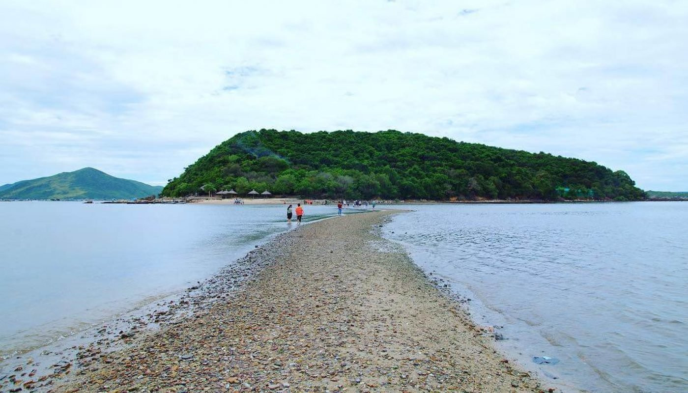 Cung đường đi bộ trên biển dẫn đến đảo Nhất Tự Sơn