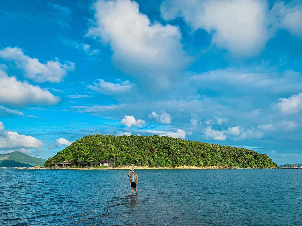 Sắc xanh ngự trị ở đảo Nhất Tự Sơn khiến du khách mê mẩn