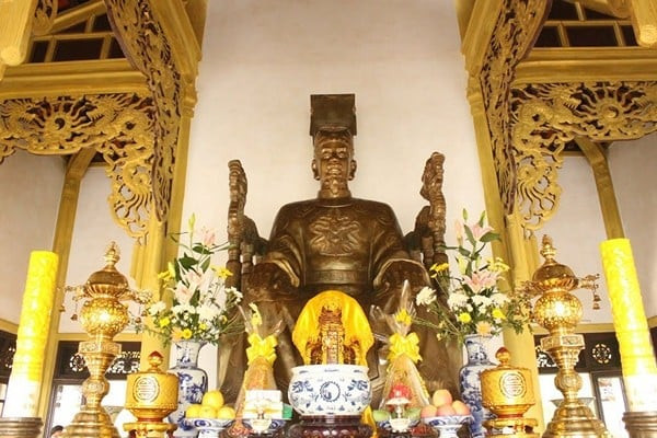 Tượng thờ Trần Nhân Tông. Ảnh: Phật Giáo