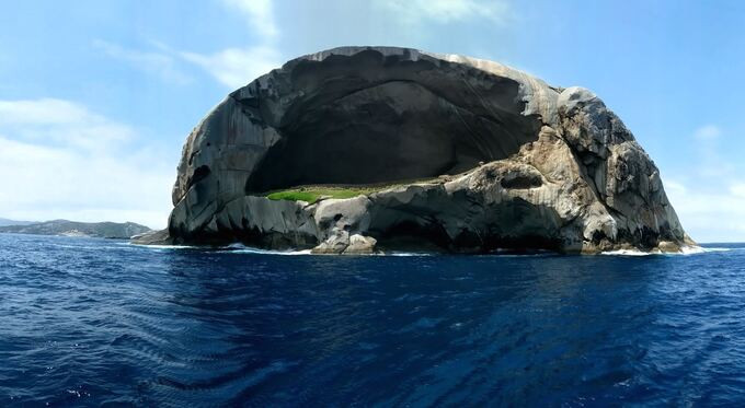 Nhìn từ bờ, hòn đảo này giống như một tảng đá bình thường nhô cao giữa sóng nước