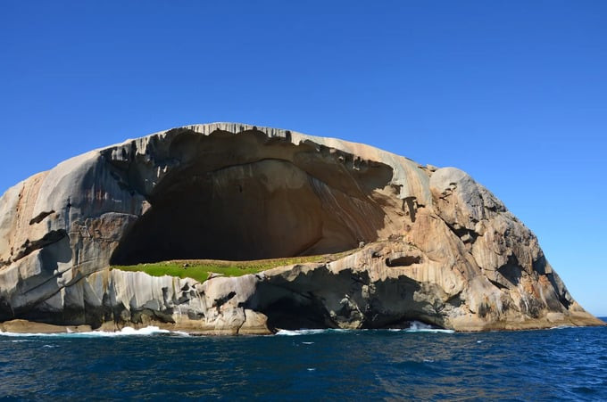 Tùy theo góc nhìn, hòn đảo trông giống như một sọ người hoàn chỉnh với một hộp sọ lớn, một hốc mắt (hang động) và hai phần hõm bên dưới giống như hai lỗ mũi