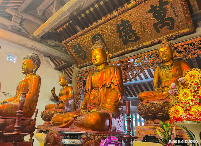 Bộ tượng Tam Thế Phật gồm hai vị Phật Quá Khứ, Vị Lai (đặt hai bên tượng Phật A Di Đà theo một hàng) và tượng Phật Hiện Tại (ngoài cùng bên trái ảnh). Ảnh: Báo Hải Dương