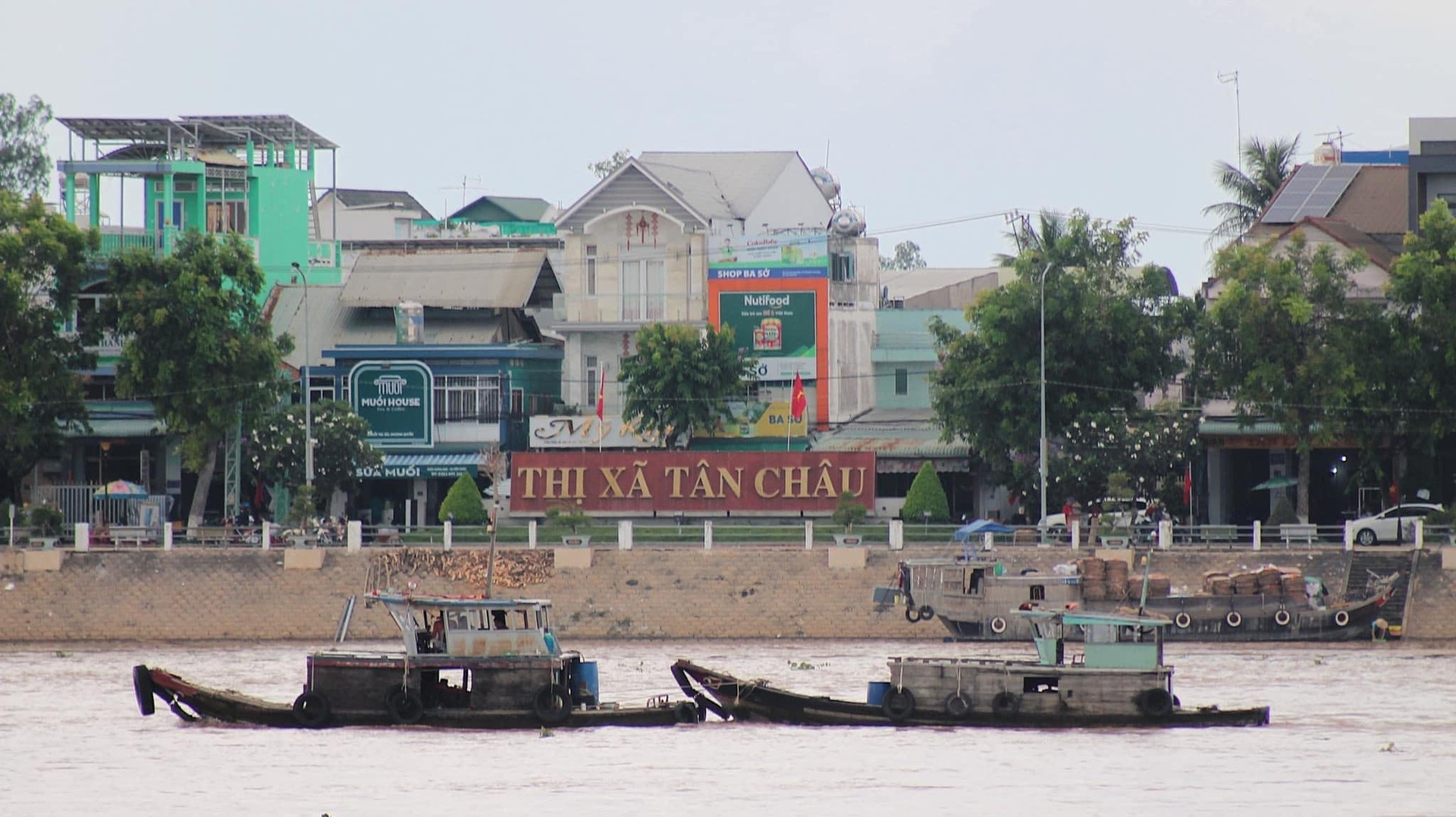 Thị xã Tân Châu là địa phương có cửa khẩu đường sông duy nhất trên biên giới Việt Nam và Campuchia. Ảnh: Báo Sài Gòn&Tiếp thị