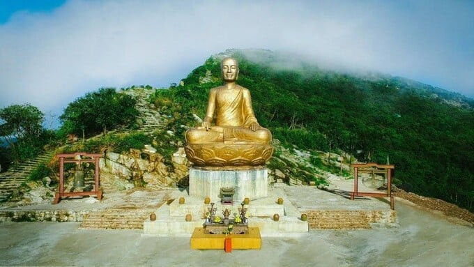 Tượng Phật hoàng Trần Nhân Tông trên núi Yên Tử