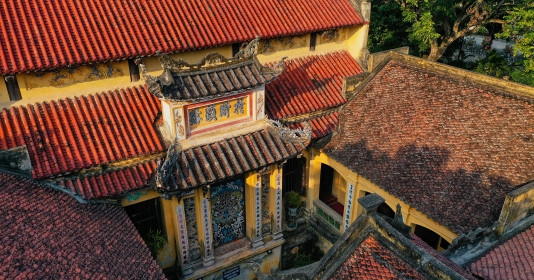 Ngôi đền thiêng tồn tại hơn 7 thế kỷ được xếp hạng Di tích Quốc gia đặc biệt, là nơi Trần Quốc Tuấn đặt kho lương thực nuôi binh sĩ
